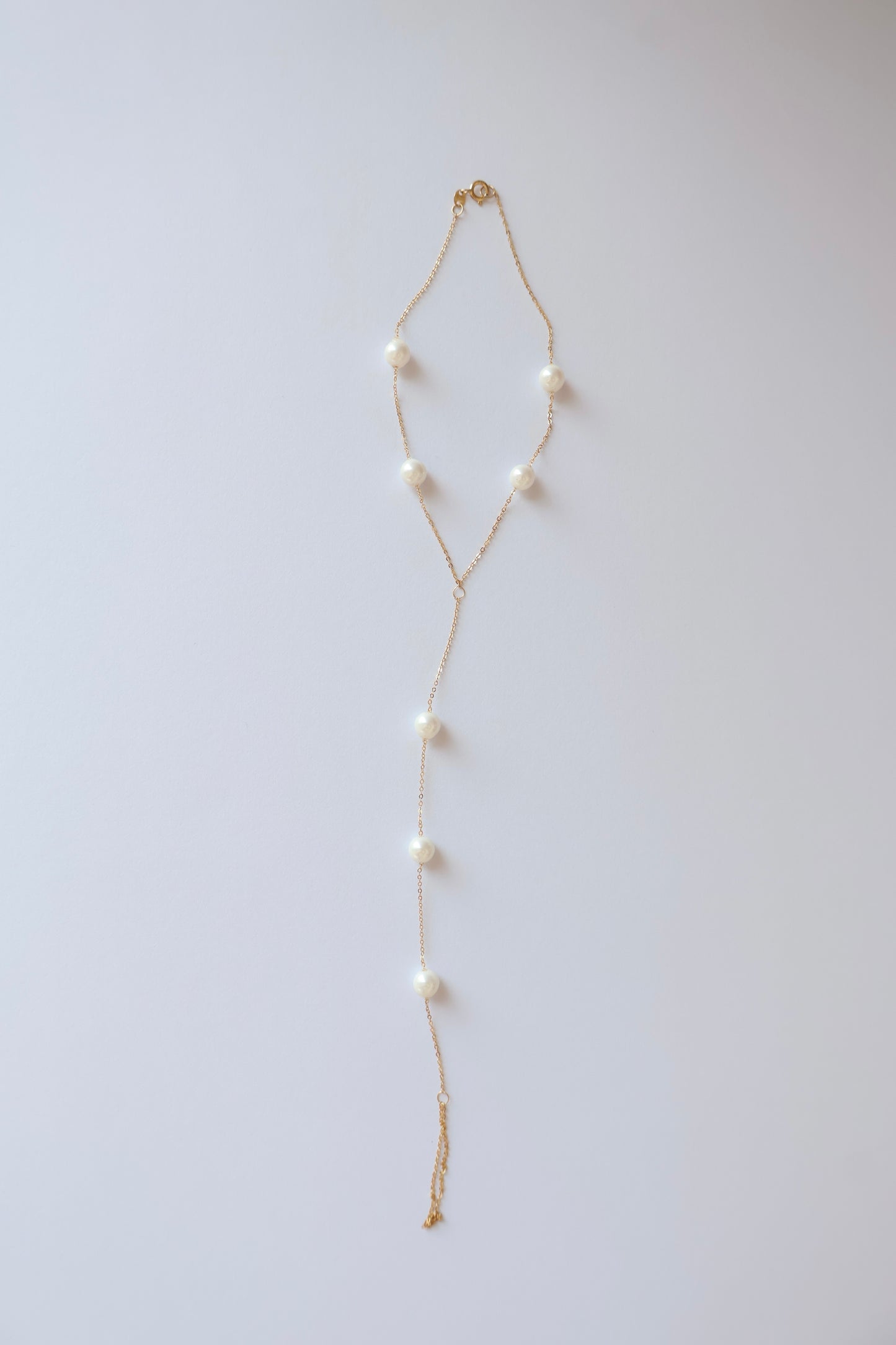 Pearl Glide 18K yellow gold freshwater pearl hand chain handcrafted Dubai