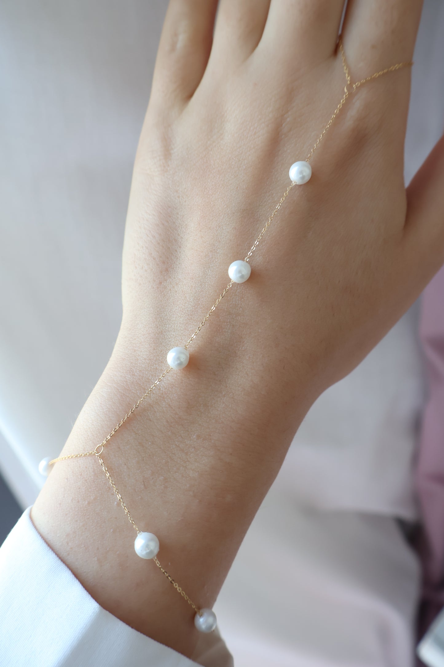 Pearl Glide 18K yellow gold freshwater pearl hand chain handcrafted Dubai