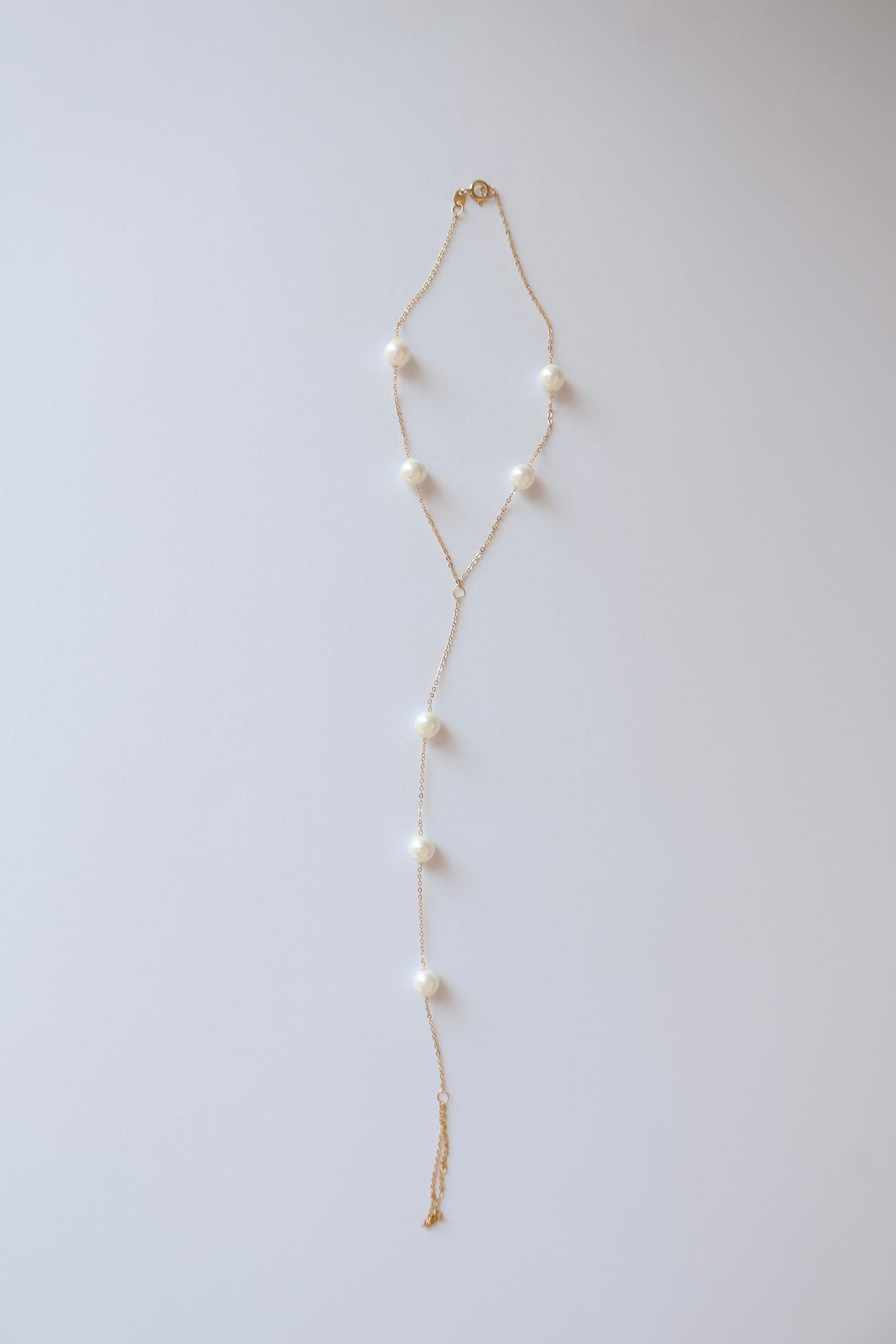 Pearl Glide 18K yellow gold freshwater pearl hand chain handcrafted Dubai