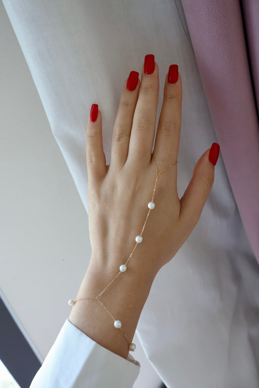 Pearl Glide 18K yellow gold freshwater pearl hand chain handcrafted Dubai